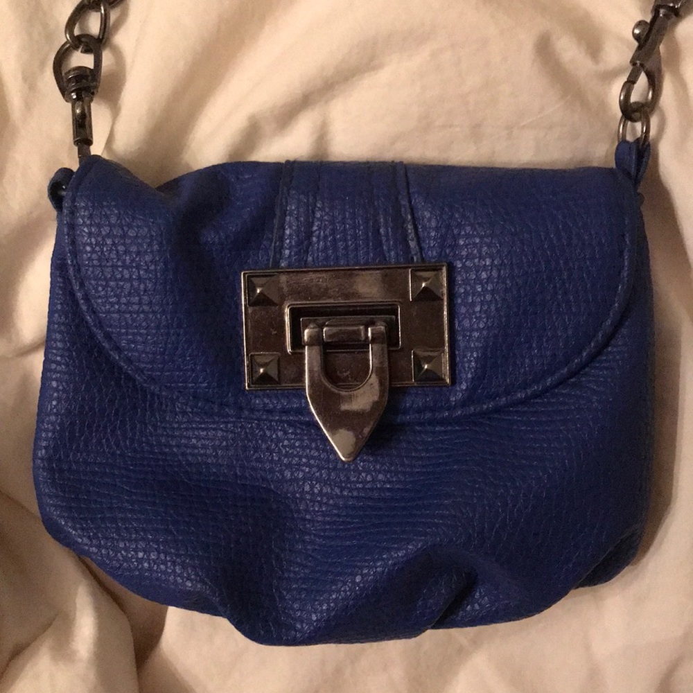 Royal blue mini shoulder bag ! On trend color